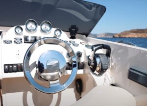 Montage des Searebbel MobilePilot (Modell AUR) an einer Yacht zur Autopilot-Nachrüstung.