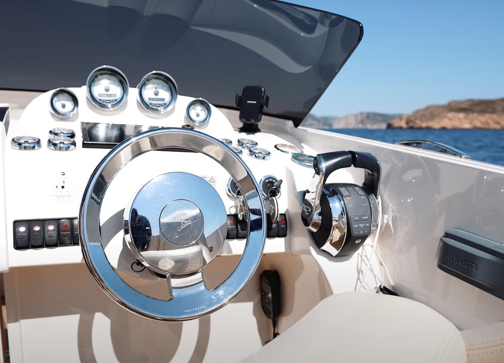 Montage des Searebbel MobilePilot (Modell AUR) an einer Yacht zur Autopilot-Nachrüstung.